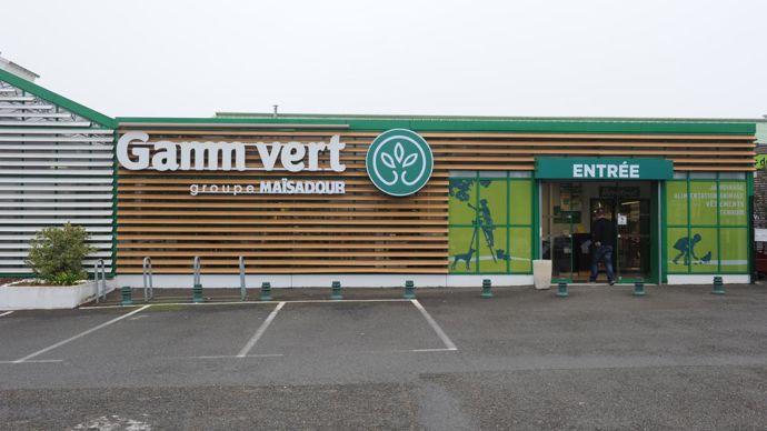 En 2015-2016, lorsque les jardineries Maïsadour se sont affiliées à la centrale d’achats Gamm vert, elles ont toutes gardé une identité locale avec la mention « groupe Maïsadour », apposée sous le nom de la nouvelle enseigne, comme ici à Hagetmau (Landes). Cette signature sera supprimée.